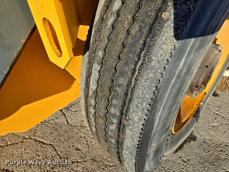 image for item EQ3855 2004 Elgin Pelican  street sweeper