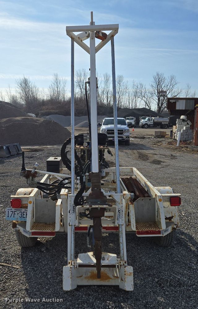 image for item EQ3882 2006 Mid-Western Machinery  HRT 110 vertical drill trailer