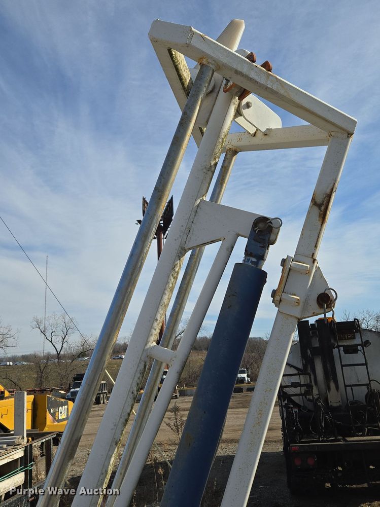 image for item EQ3882 2006 Mid-Western Machinery  HRT 110 vertical drill trailer