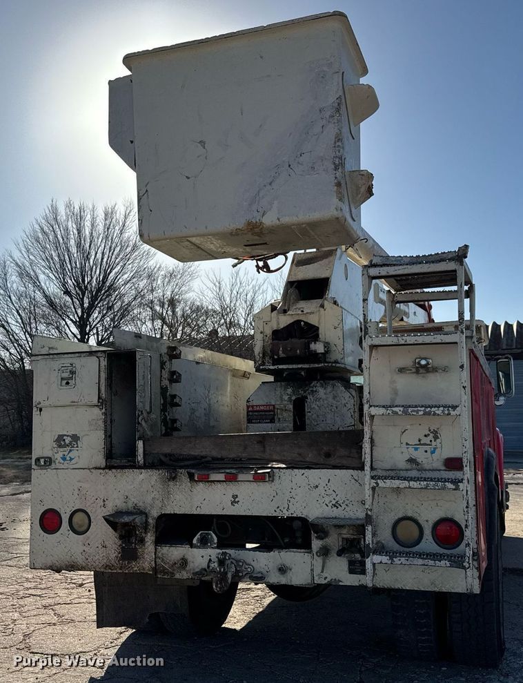 image for item LH9390 1995 Ford F800 bucket truck