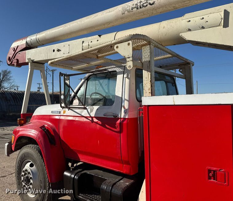 image for item LH9390 1995 Ford F800 bucket truck