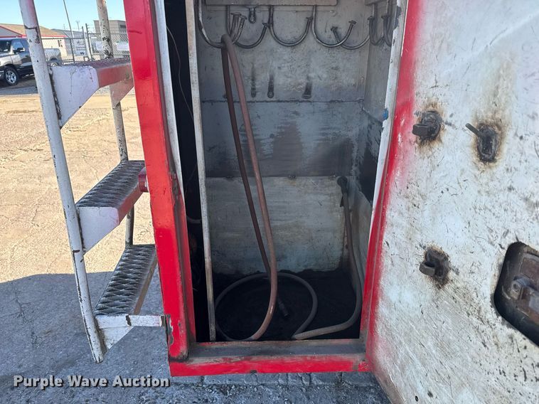 image for item LH9390 1995 Ford F800 bucket truck