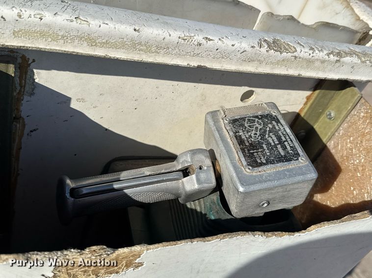 image for item LH9390 1995 Ford F800 bucket truck