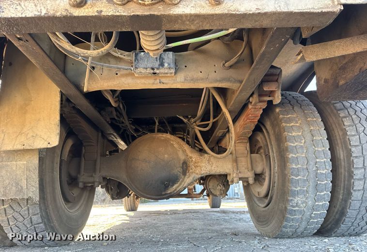 image for item LH9390 1995 Ford F800 bucket truck