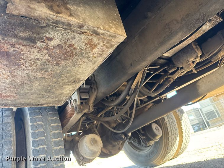 image for item LH9390 1995 Ford F800 bucket truck