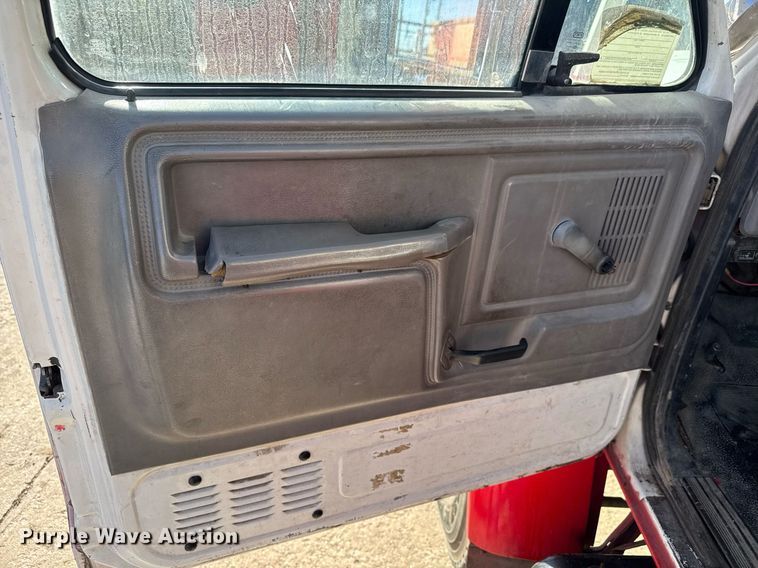 image for item LH9390 1995 Ford F800 bucket truck