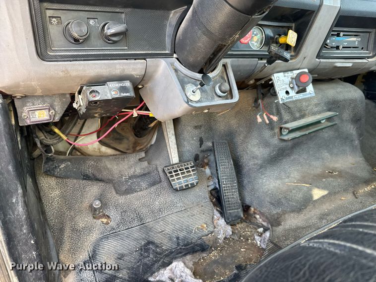 image for item LH9390 1995 Ford F800 bucket truck