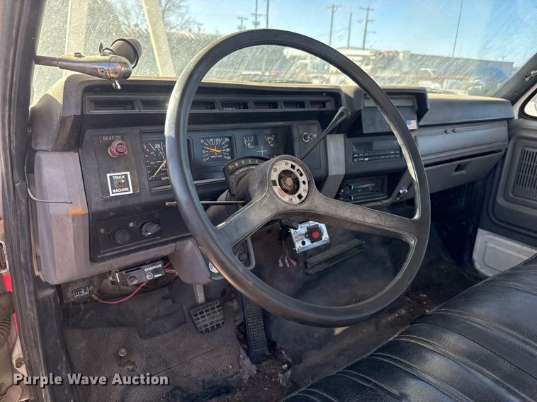 image for item LH9390 1995 Ford F800 bucket truck