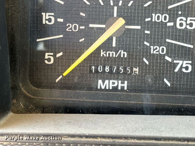 image for item LH9390 1995 Ford F800 bucket truck