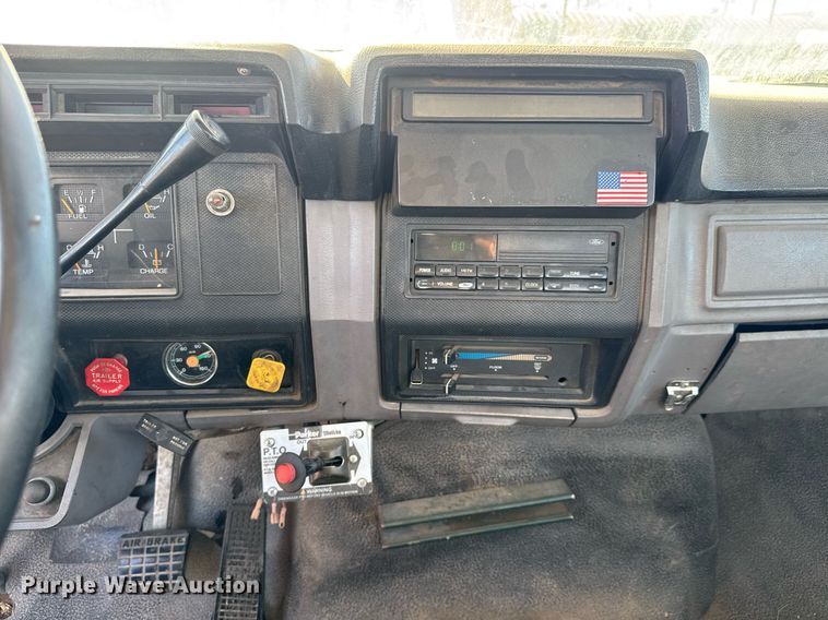 image for item LH9390 1995 Ford F800 bucket truck