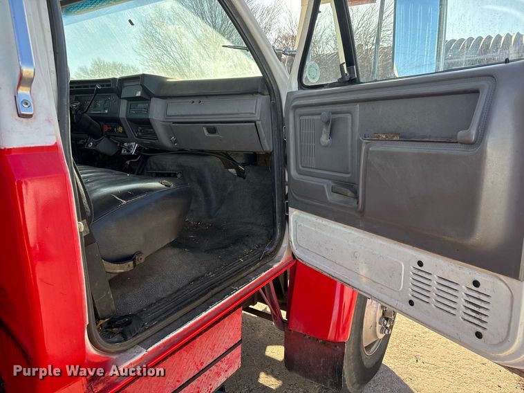 image for item LH9390 1995 Ford F800 bucket truck