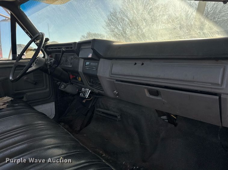 image for item LH9390 1995 Ford F800 bucket truck