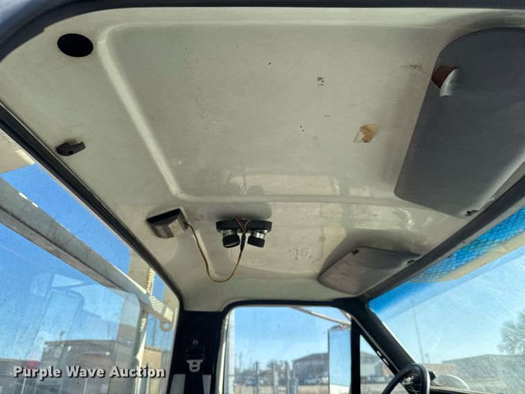 image for item LH9390 1995 Ford F800 bucket truck