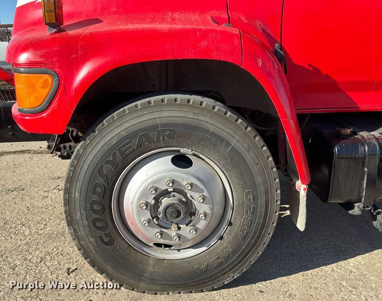 image for item LH9390 1995 Ford F800 bucket truck