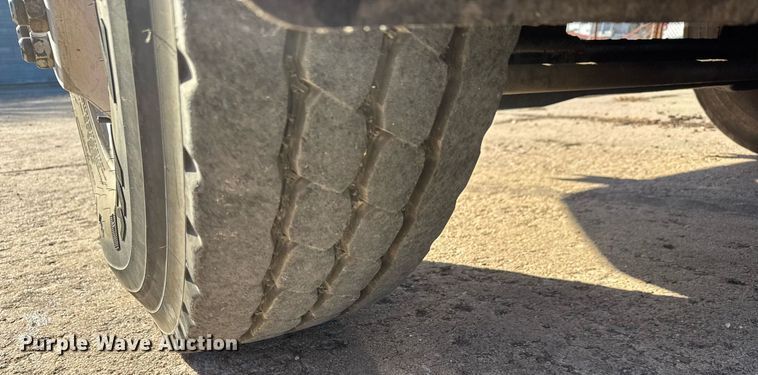 image for item LH9390 1995 Ford F800 bucket truck