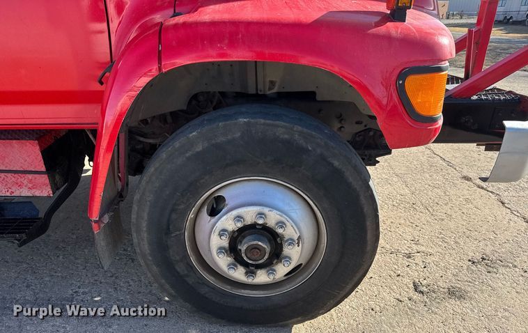 image for item LH9390 1995 Ford F800 bucket truck