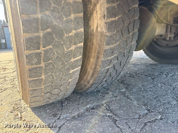 image for item LH9390 1995 Ford F800 bucket truck