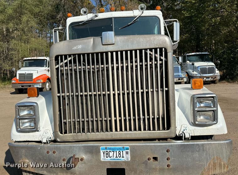image for item LR9520 1989 International  F9370 semi truck
