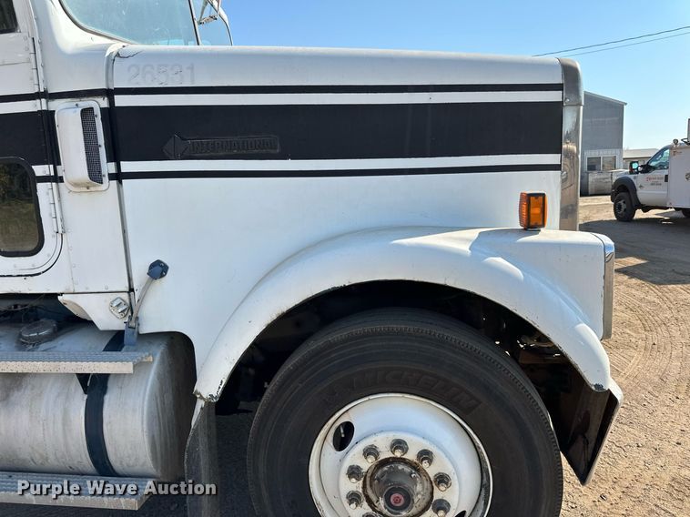 image for item LR9520 1989 International  F9370 semi truck