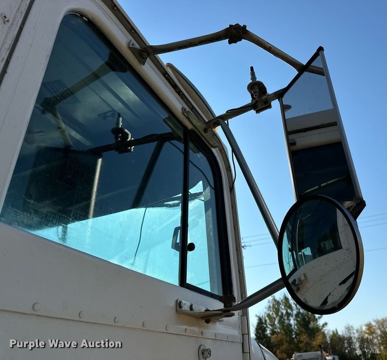 image for item LR9520 1989 International  F9370 semi truck