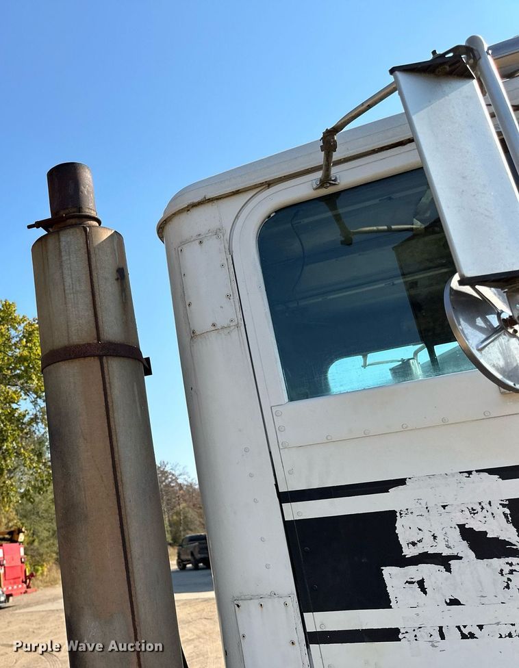 image for item LR9520 1989 International  F9370 semi truck