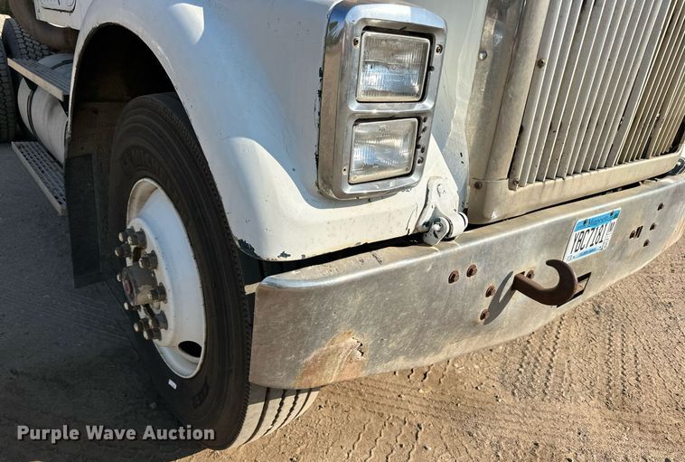 image for item LR9520 1989 International  F9370 semi truck