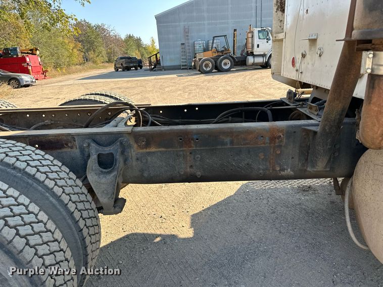 image for item LR9520 1989 International  F9370 semi truck