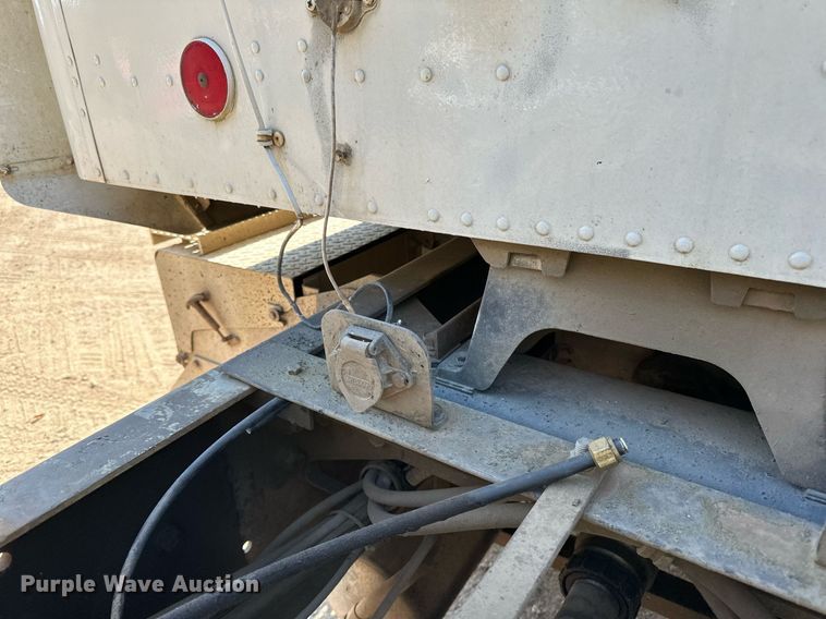 image for item LR9520 1989 International  F9370 semi truck