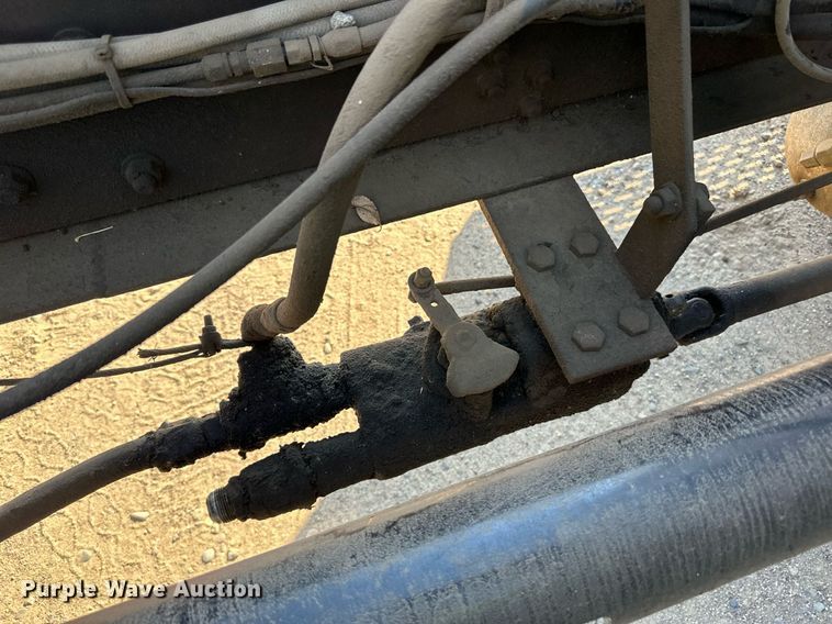 image for item LR9520 1989 International  F9370 semi truck