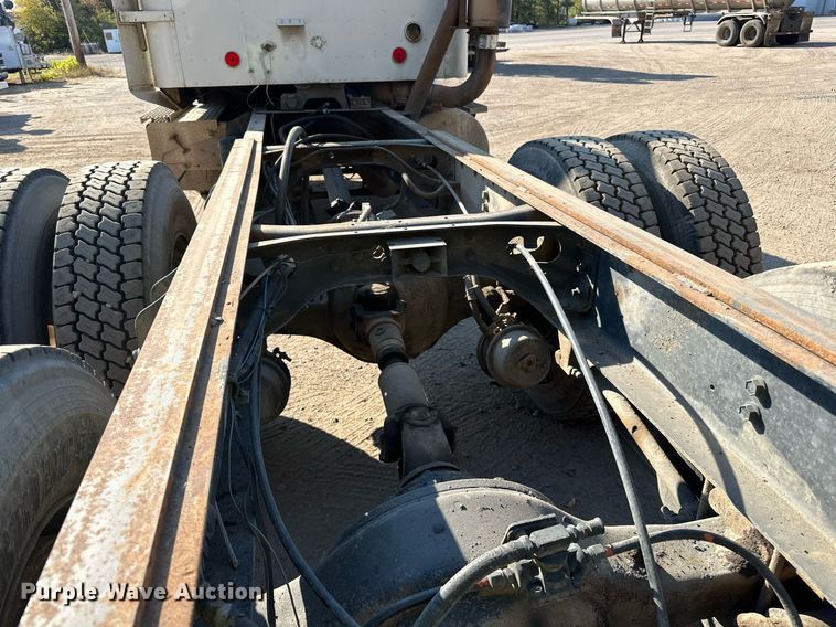 image for item LR9520 1989 International  F9370 semi truck