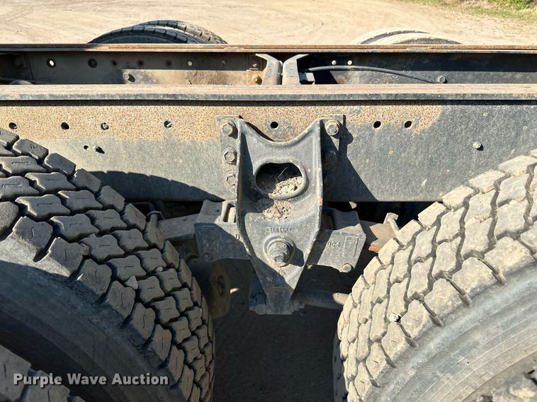 image for item LR9520 1989 International  F9370 semi truck