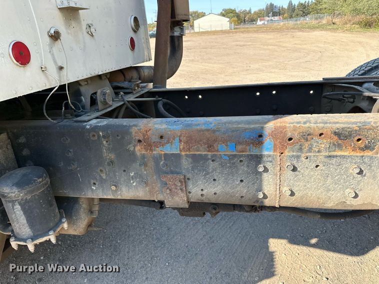 image for item LR9520 1989 International  F9370 semi truck