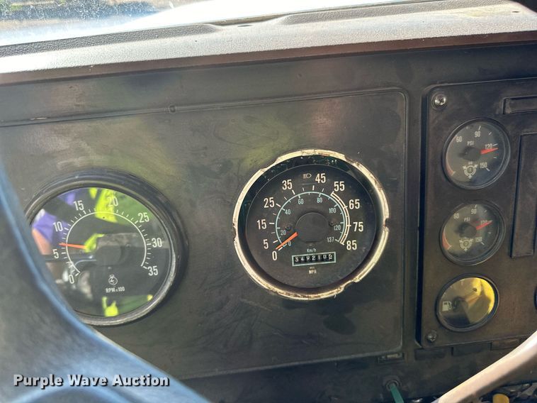 image for item LR9520 1989 International  F9370 semi truck