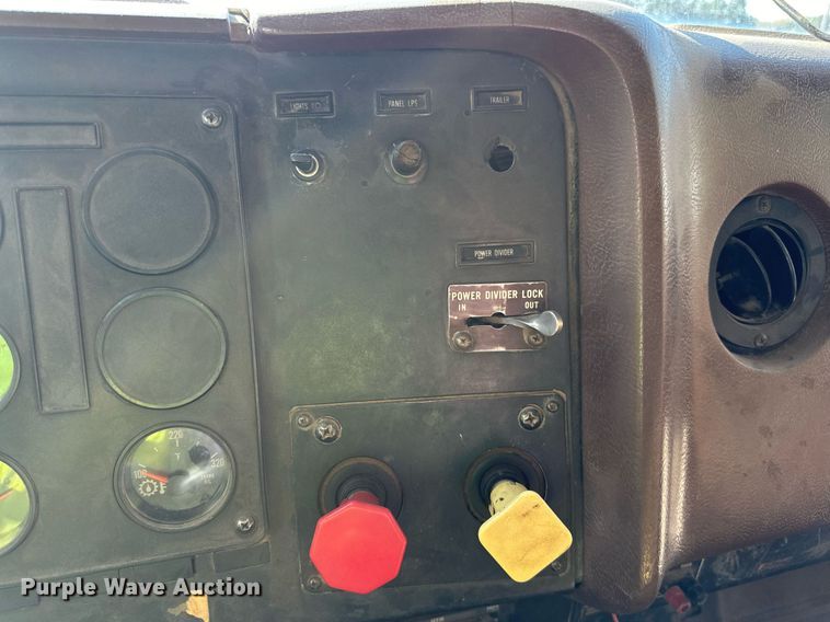 image for item LR9520 1989 International  F9370 semi truck