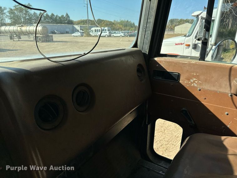 image for item LR9520 1989 International  F9370 semi truck