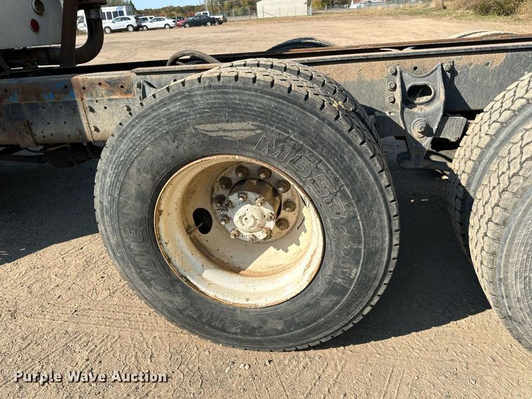 image for item LR9520 1989 International  F9370 semi truck