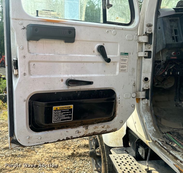 image for item OF9897 1997 International  2574 dump truck