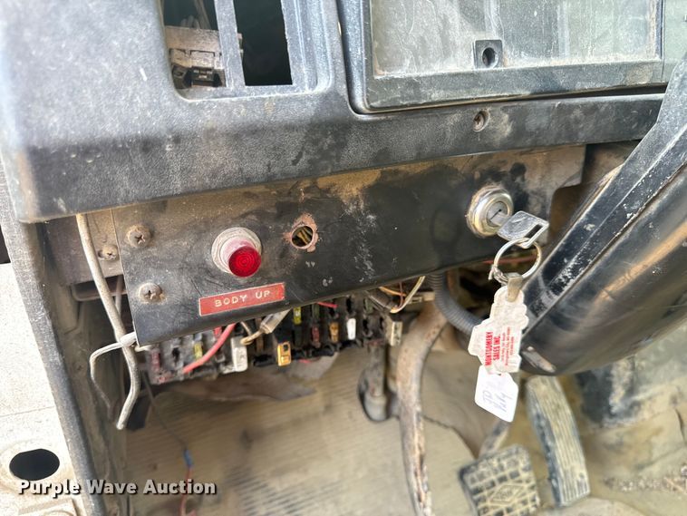 image for item OF9897 1997 International  2574 dump truck