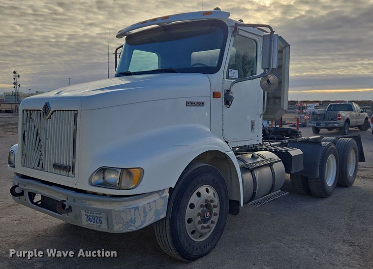 image for item DT7027 2001 International 9100i semi truck