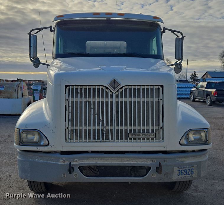 image for item DT7027 2001 International 9100i semi truck