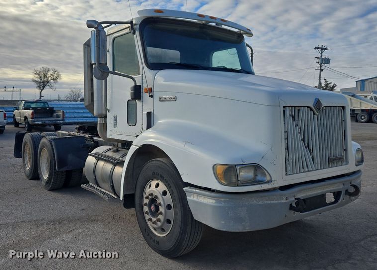 image for item DT7027 2001 International 9100i semi truck