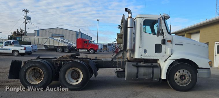 image for item DT7027 2001 International 9100i semi truck