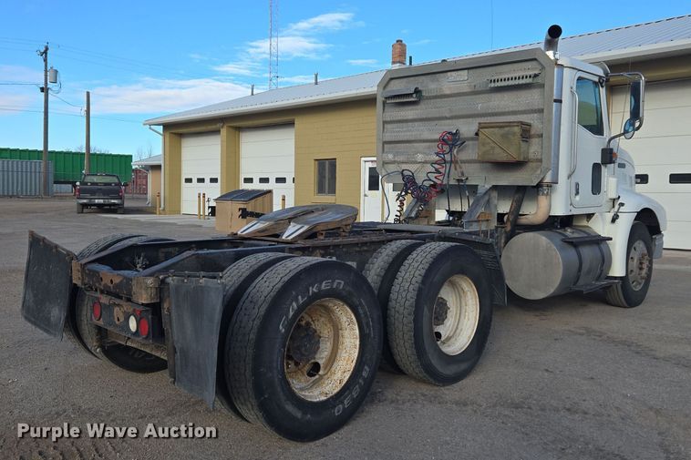 image for item DT7027 2001 International 9100i semi truck