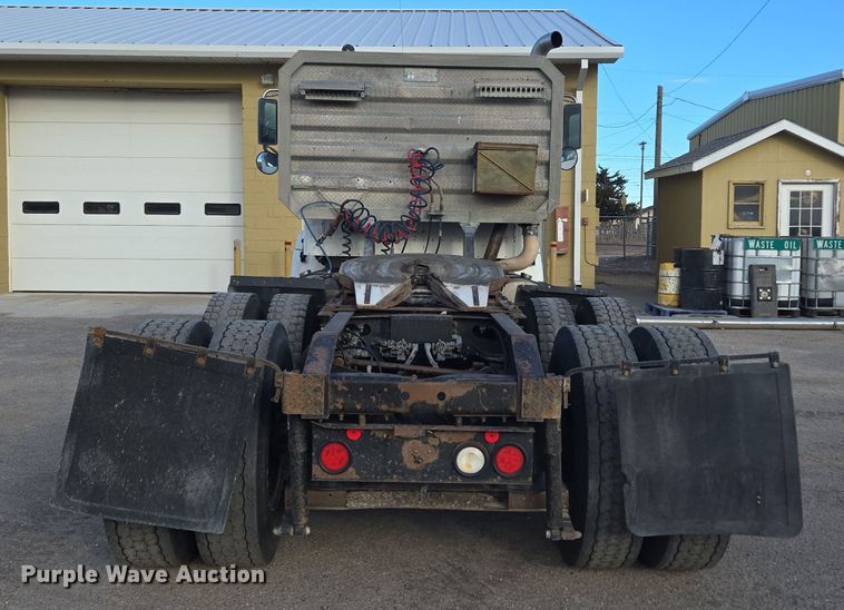 image for item DT7027 2001 International 9100i semi truck