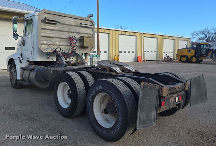 image for item DT7027 2001 International 9100i semi truck