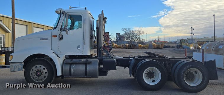image for item DT7027 2001 International 9100i semi truck