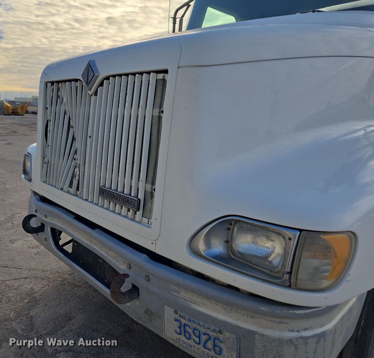 image for item DT7027 2001 International 9100i semi truck