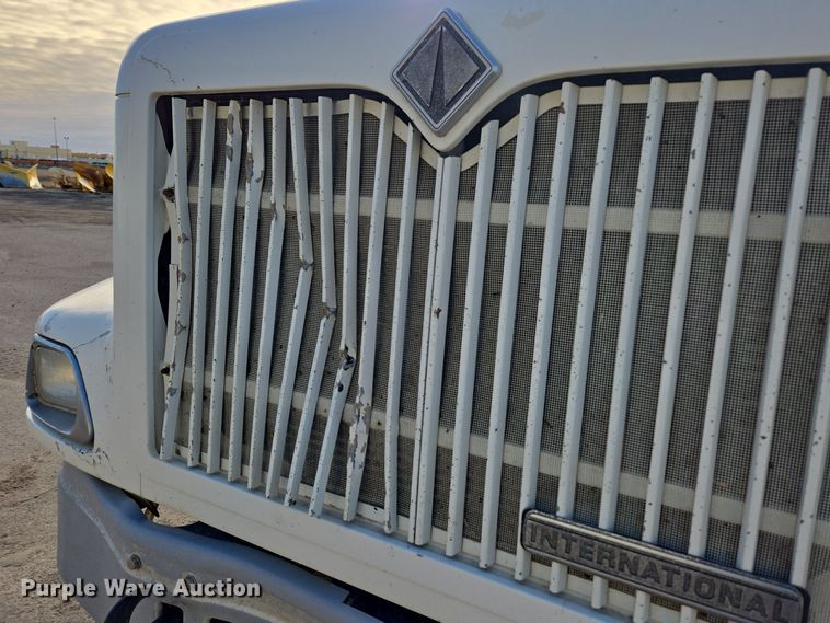 image for item DT7027 2001 International 9100i semi truck