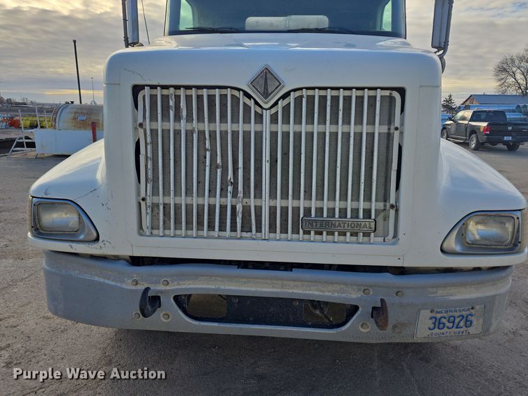image for item DT7027 2001 International 9100i semi truck