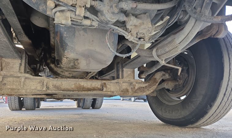 image for item DT7027 2001 International 9100i semi truck